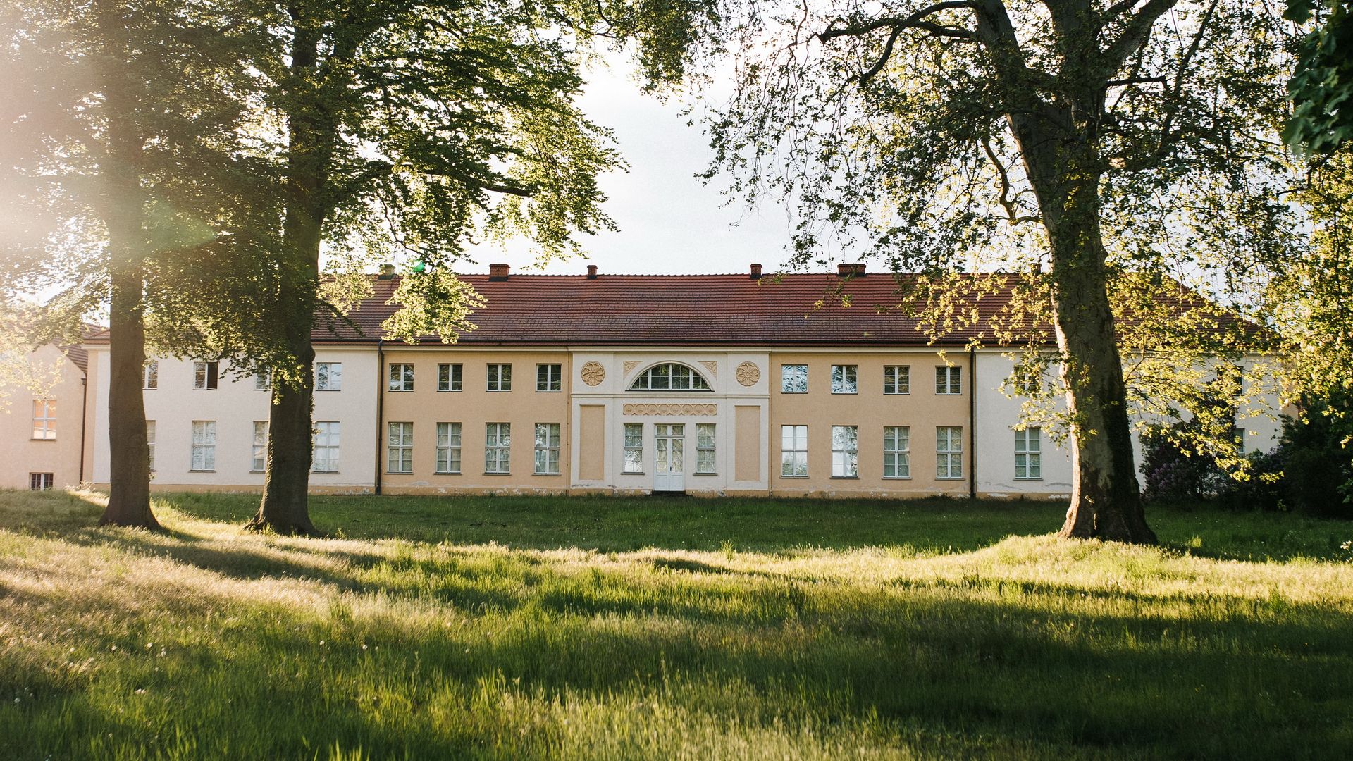 Blick vom Park auf das Schloss Paretz