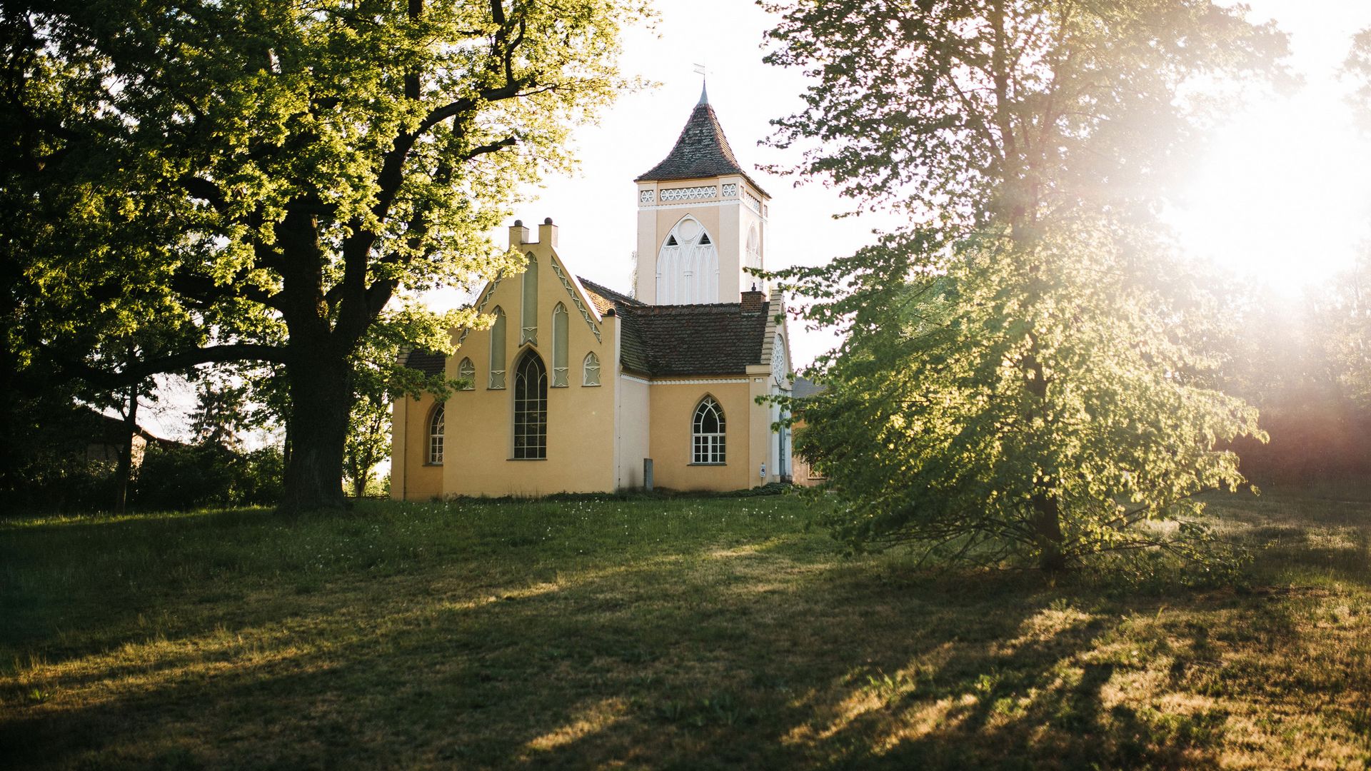 Kirche Paretz mit Parkanlage