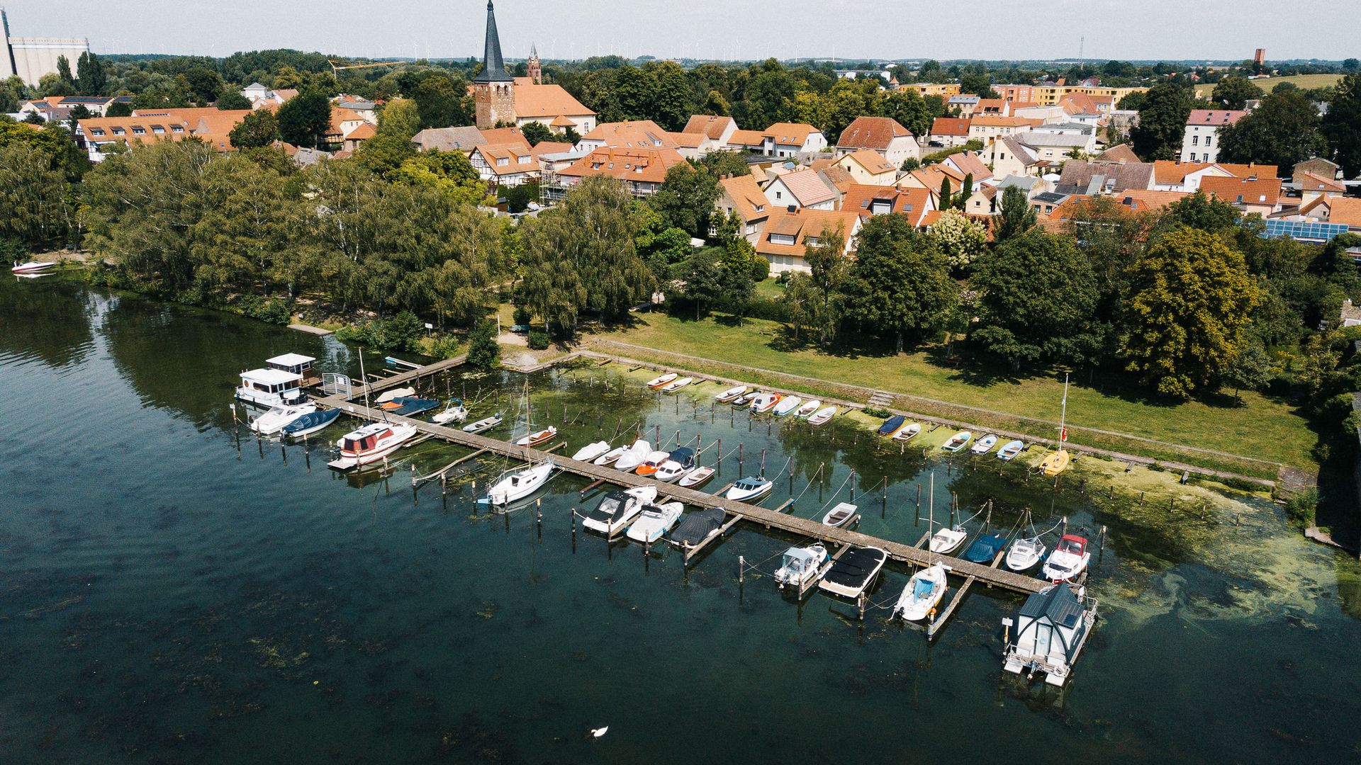 Luftaufnahme von der Steganlage des Stadthafens Ketzin/Havel