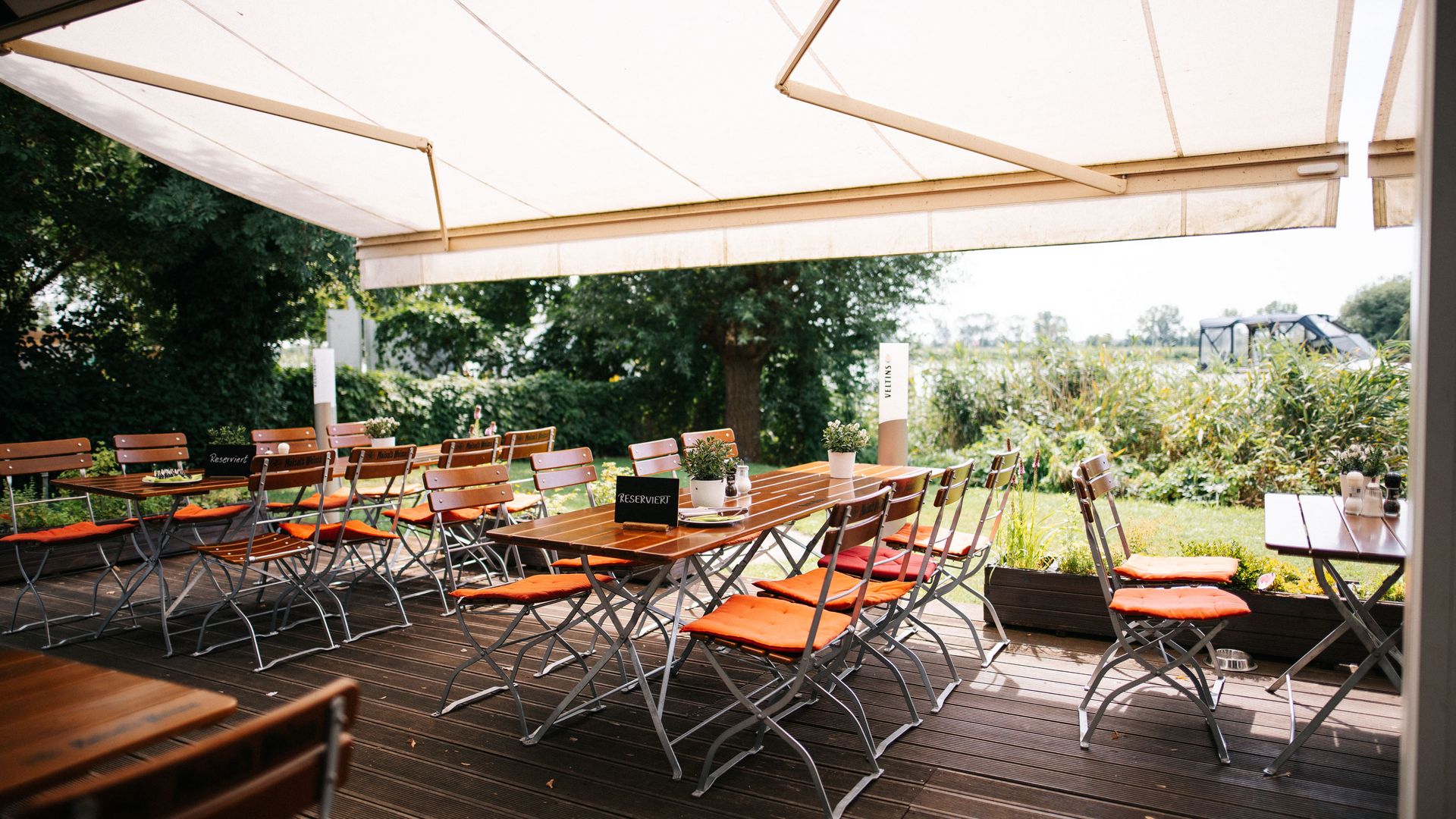 Terrasse Restaurant an der Fähre mit Blick auf die Havel